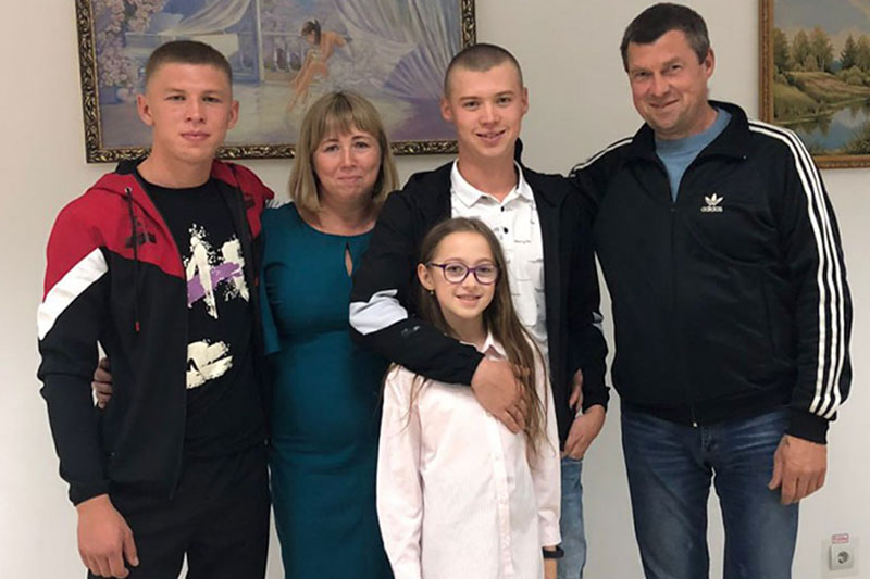 Супруги Рыжковы и их трое детей счастливы вместе. / Фото предоставлено Е. Рыжковой
