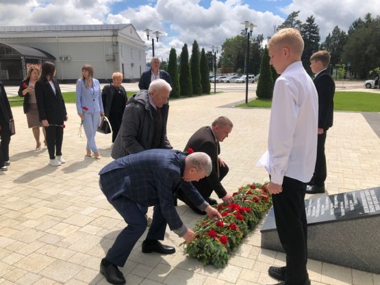 vozlozhenie-girlyandy-na-memoriale-u-mogily-vani-masalykina-19-_p99860
