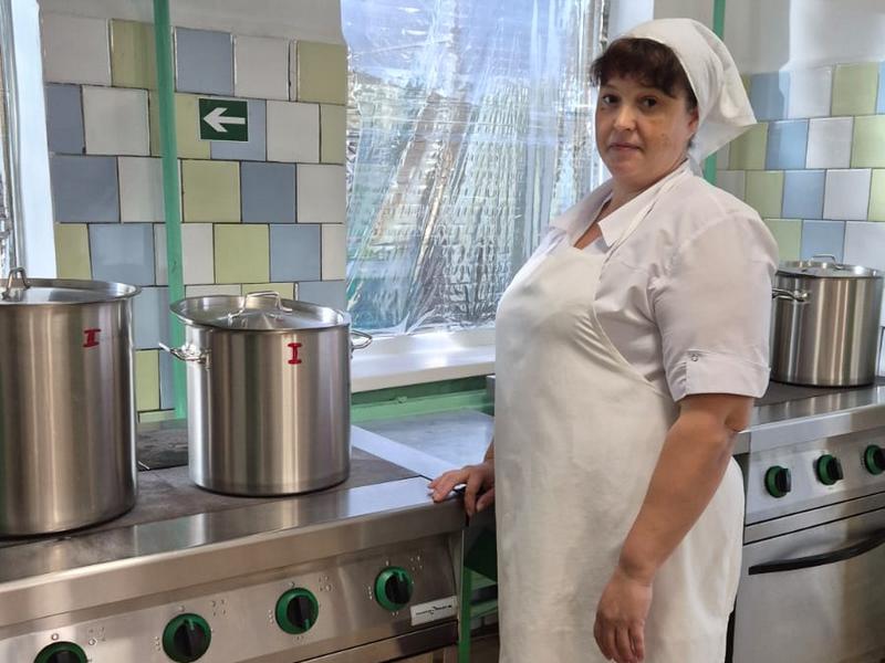 Елена Белоус готовит с душой для воспитанников детского сада. / Фото предоставлено Е. Бедрик