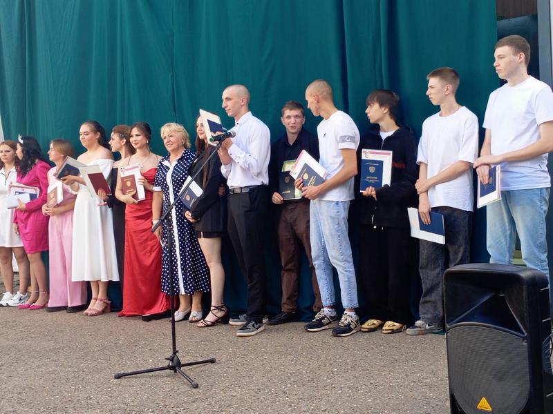 Новое поколение профессионалов в разных отраслях вышло из стен Новопокровского многоотраслевого техникума в этом году. / Фото предоставлено Л. кивгановой