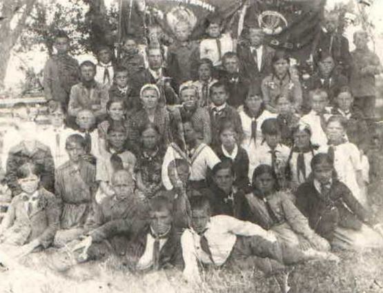 vanya-masalykin--verkhnij-ryad-v-tsentre-s-odnoklassnikami-i-uc_p41235