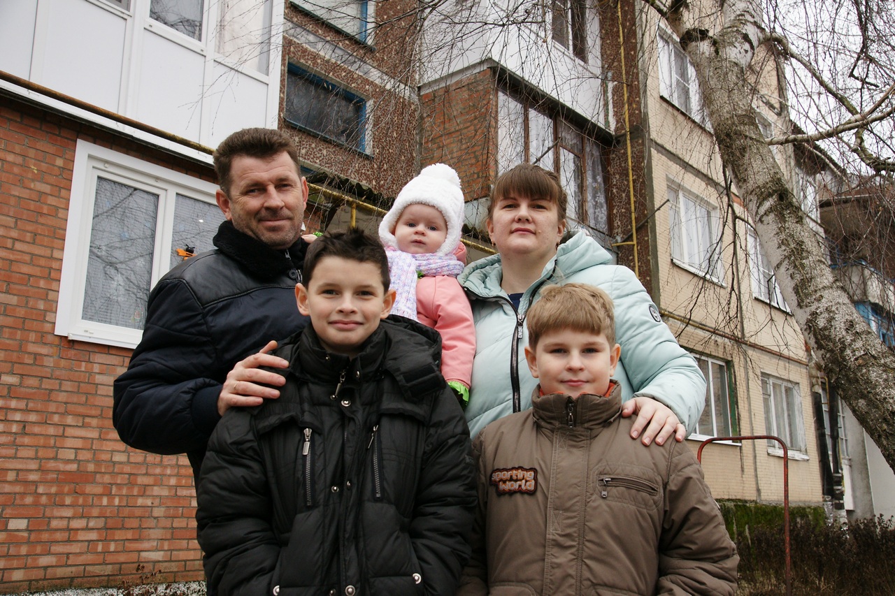 Многодетные семьи Краснодара. Многодетные семьи в Краснодарском крае. Многодетная семья в квартире. Семья Пантелеевых.