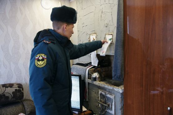 Заместитель начальника 125 ПСЧ ст. Новопокровской Антон Мельтишинов указывает на нарушения правил пожарной безопасности