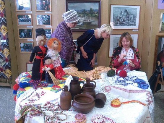 Мастер-класс по плетению пояса на игле дает преподаватель  Новопокровской детской художественной школы Ирина Александровна Рощупкина