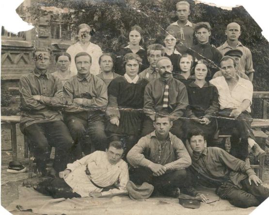 выпускники 1928 года средней школы №1. Фото из семейного  архива С.В.Дудина