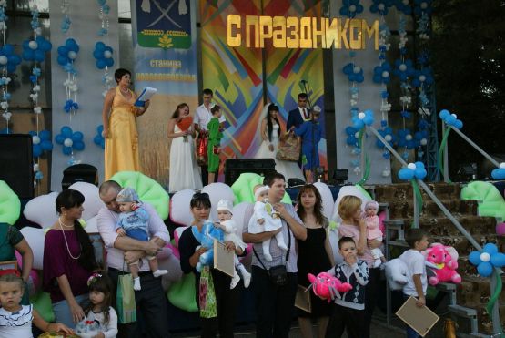 Поздравления принимают самые юные жители станицы Новопокровской