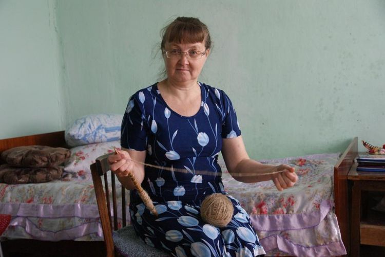 Не прерывая работу, Галина Алексеевна Шамшеева, рассказывает о древних традициях, живущих и по сей день в марийских селениях