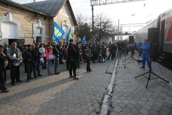 Жители района слушают выступления участников спецпоезда