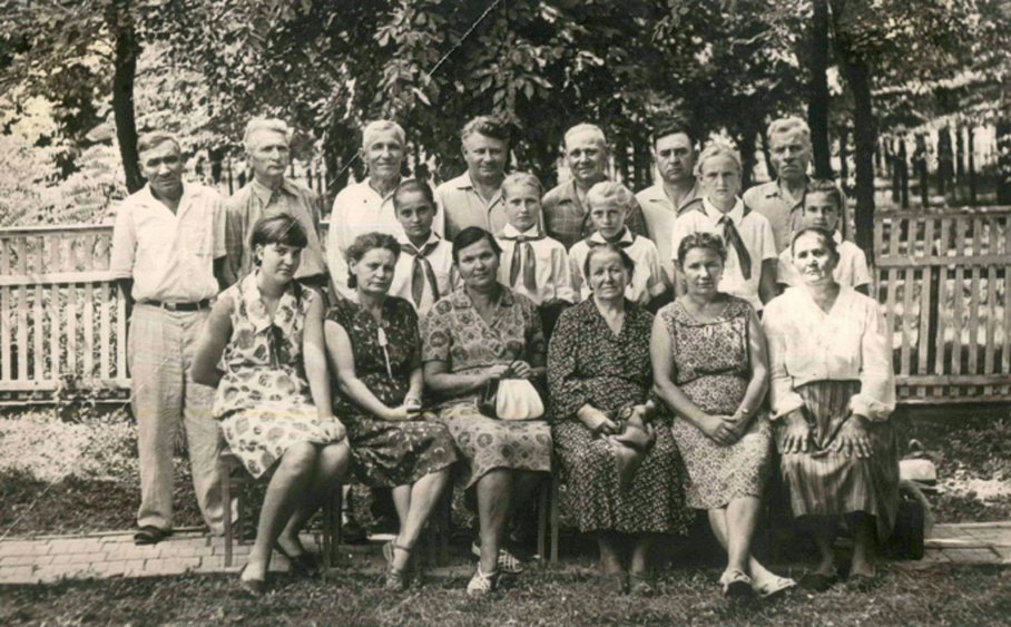 Встреча в редакции. Участники подполья с юными ленинцами. 1967 год